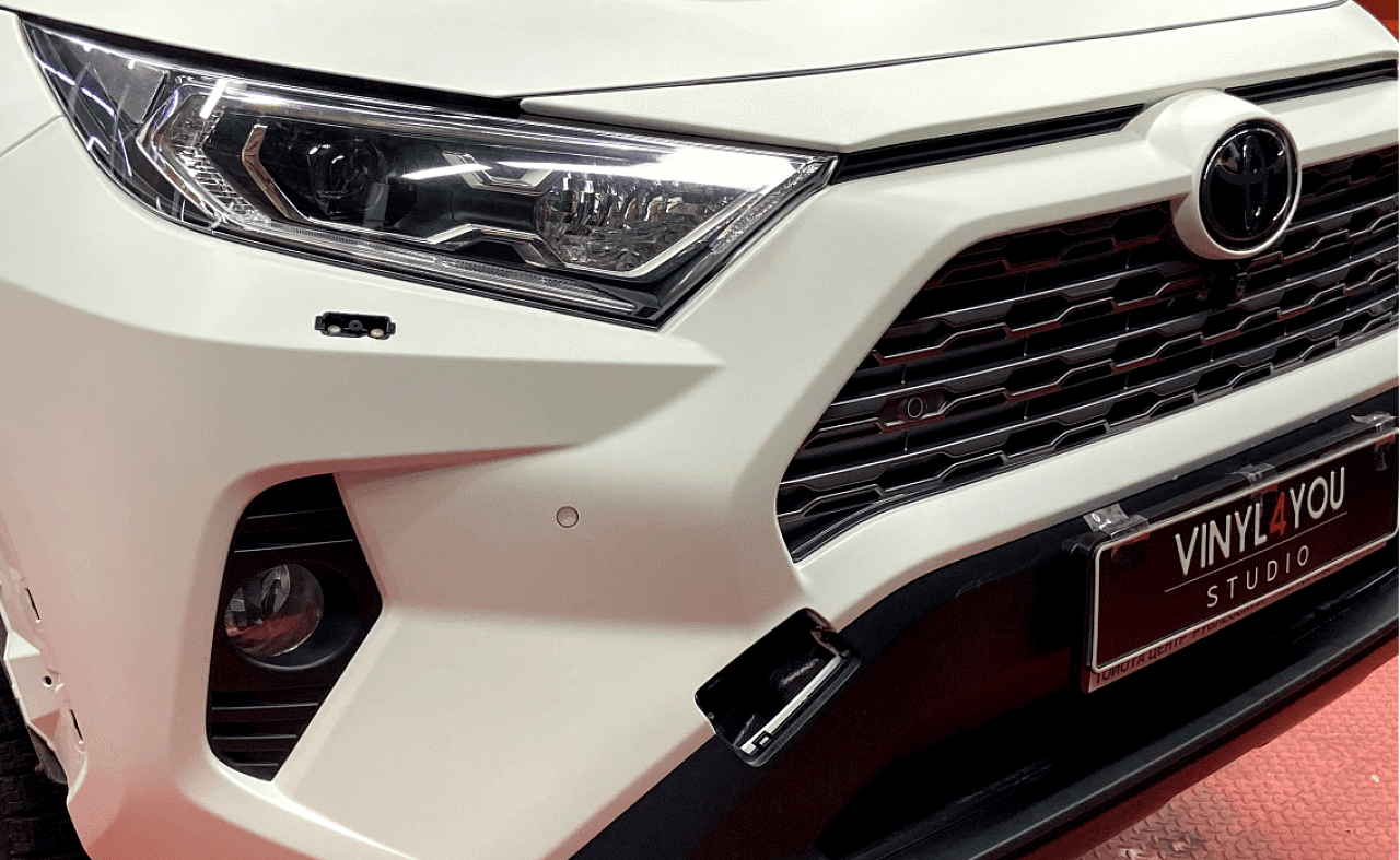 Защитная оклейка переднего бампера Toyota RAV4