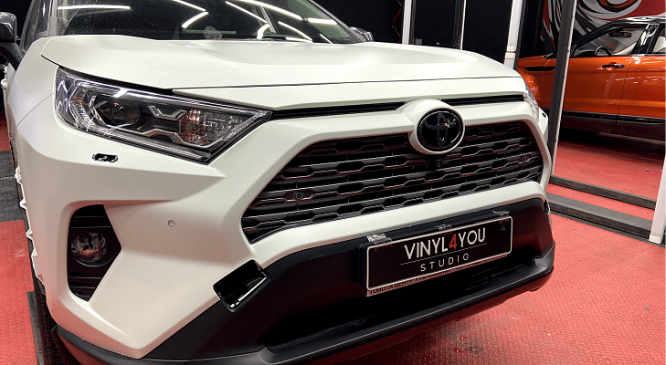 Защитная оклейка переднего бампера Toyota RAV4